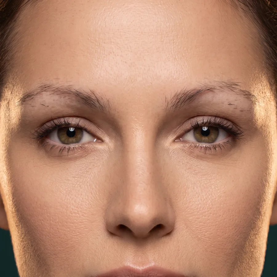 Ilustración de cejas finas y ralas por naturaleza, con densidad irregular