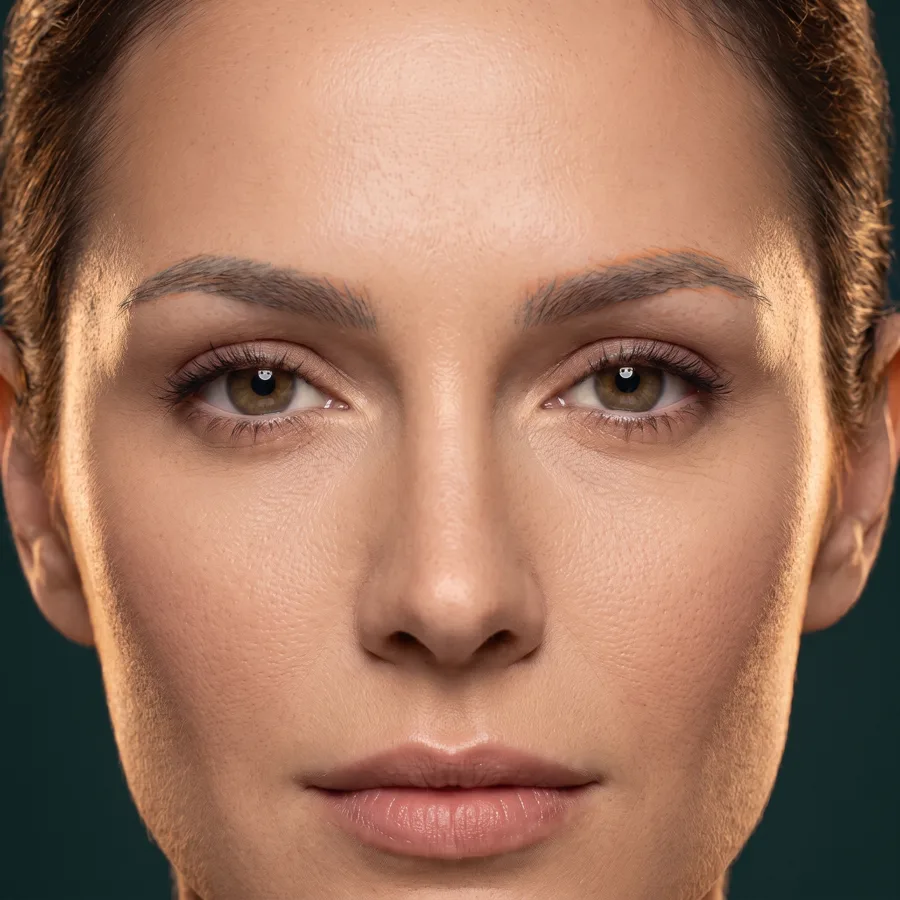 Ilustración de microblading desvanecido: trazos de pigmento grisáceo y borroso con muy poco pelo real